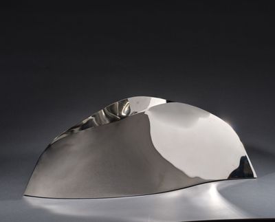 un objet argenté posé sur une table