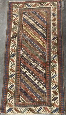 un tapis au motif géométrique sur fond gris