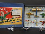 une boîte contenant tout un tas de petits avions jouets