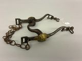 un gros plan d'une chaîne munie d'un cadenas