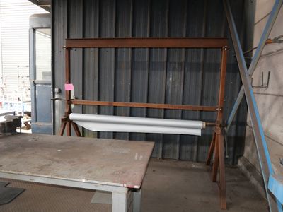 une image représentant une pièce avec une table et un banc