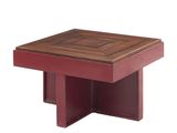 un gros plan sur une table en bois au plateau carré