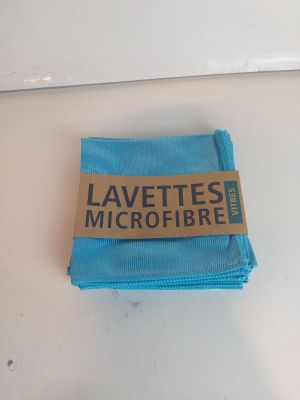 un tissu bleu sur lequel est apposée une étiquette marron