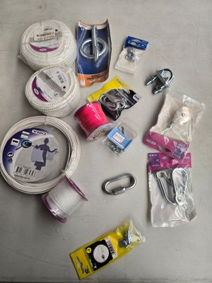 de nombreux objets posés ensemble sur la table
