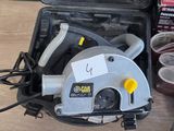 une photo d'une boîte à outils posée par terre