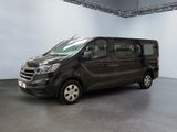 une photo d'une camionnette noire garée dans un garage