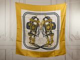 une écharpe jaune et noire accrochée au mur
