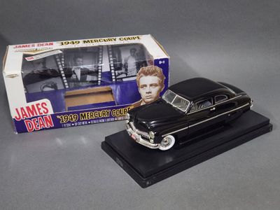 la maquette de James Dean représentant une voiture noire avec un coffre