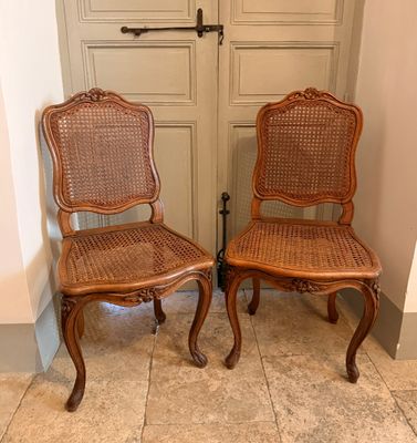 deux chaises assises l'une à côté de l'autre sur un sol carrelé