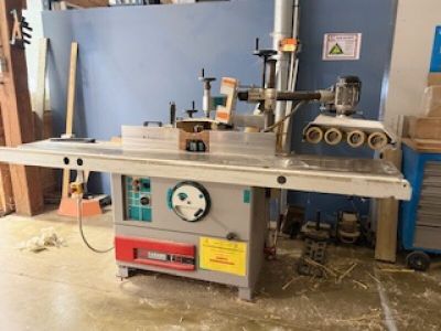 une machine posée sur une table dans une pièce