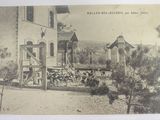 une vieille photo d'un bâtiment où l'on voit plein de gens