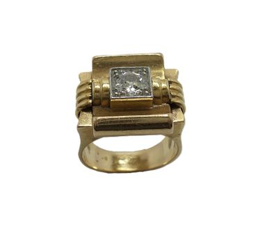 une image d'une bague en or et diamants sur fond blanc