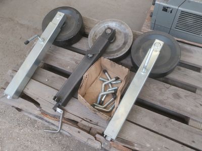 une palette en bois équipée de deux roues