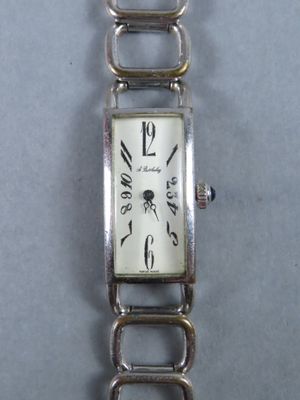 un gros plan d'une montre entourée d'une chaîne