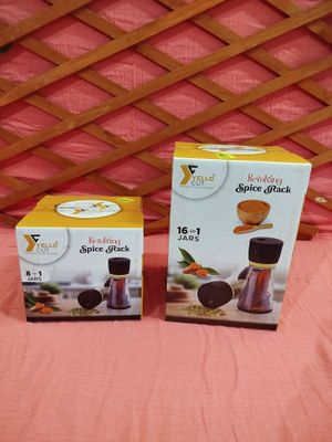 deux cartons de jus d'orange sont posés l'un à côté de l'autre sur un lit