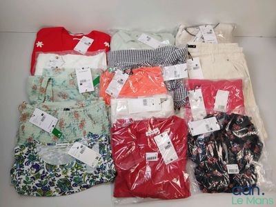 un tas de vêtements posés sur une table