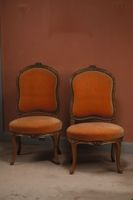 Paire de chaises à dossier plat en noyer mouluré et sculpté …