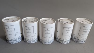 six bougies sont alignées sur une table