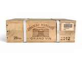 un gros plan d'une boîte de vin sur fond blanc