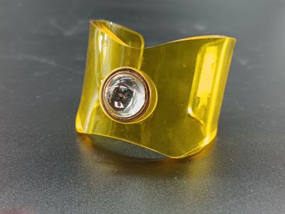 bague plaquée or avec un diamant au centre, sur un fond noir