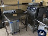 une cuisine équipée d'un évier, d'une cuisinière et d'un réfrigérateur
