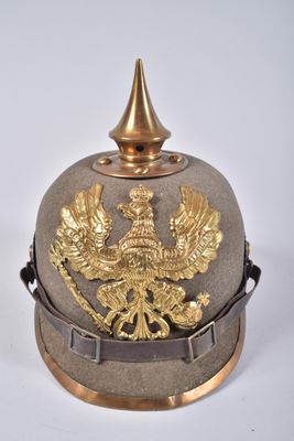 un vieux casque militaire orné d'un aigle doré