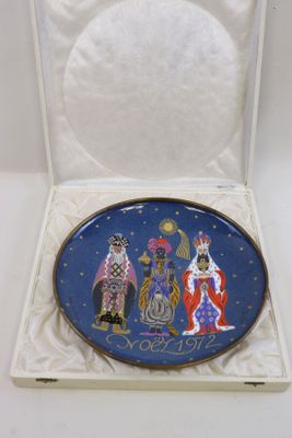 une assiette bleue sur laquelle sont représentés les trois rois mages et une étoile dans le ciel