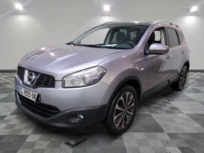 nissan qxv dans une salle d'exposition au sol en damier