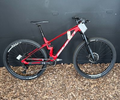 une photo d'un VTT appuyé contre un mur