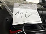 une valise rouge avec une poignée noire posée sur une table
