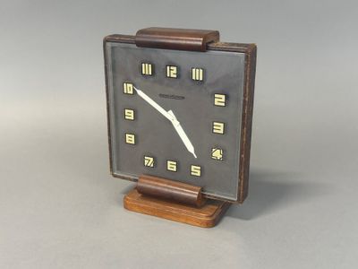 une horloge posée sur un socle en bois