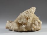 quartzite sur une surface blanche avec un fond gris