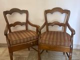 deux chaises placées l'une à côté de l'autre devant un tableau