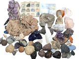 un tas de rochers et de pierres sur une surface blanche