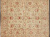 un tapis beige et rouge orné d'un motif floral