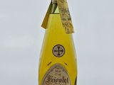 une bouteille de vin posée sur une table