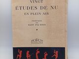 un vieux livre orné de silhouettes rouges, posé sur une surface blanche