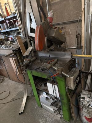 une machine posée sur une table dans un garage