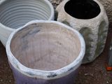 deux grands pots posés l'un à côté de l'autre par terre