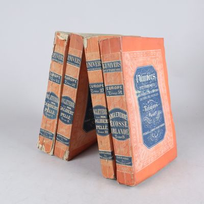 trois livres sont empilés sur une table