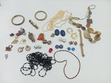 de nombreux types de bijoux sur la table