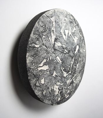 une photo en noir et blanc d'une horloge accrochée au mur