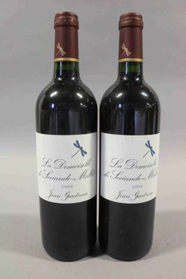 deux bouteilles de vin rouge posées l'une à côté de l'autre sur une table