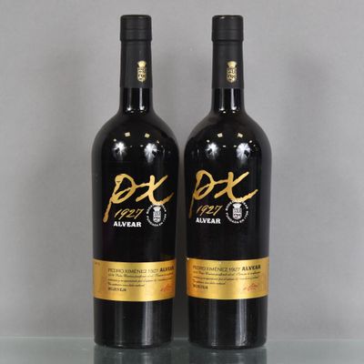 deux bouteilles de vin rouge posées sur une table en verre