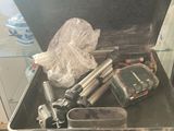 une valise contenant un grand nombre d'objets