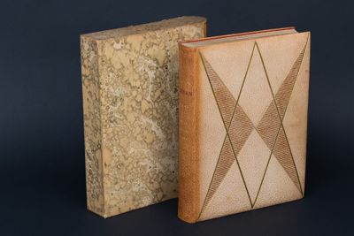 Deux livres sont posés côte à côte sur une surface noire