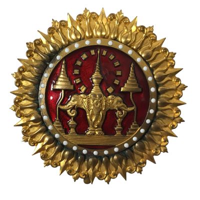 broche dorée et rouge représentant un homme à dos d'éléphant