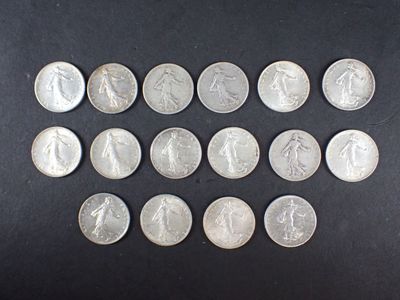 l'image d'un paquet de pièces de monnaie posé sur une table