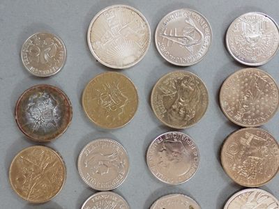 beaucoup de pièces qui sont sur la table