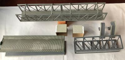 une maquette de pont et quelques autres objets posés sur une table